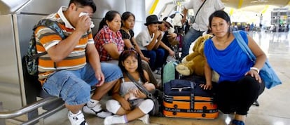 Inmigrantes latinoamericanos en la T-4 en el aeropuerto Adolfo Suárez-Barajas, antes de partir para su país de origen.