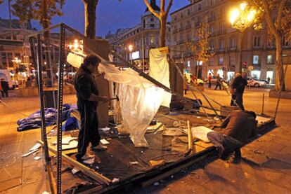 La familia Meño ya ha desmontado el campamento en la plaza Jacinto Benavente en el que estuvieron viviendo durante 522 días como medida de protesta para reclamar justicia.