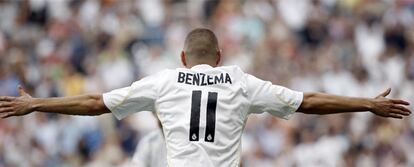 Benzema celebra uno de sus tantos antes Crisitiano Ronaldo.