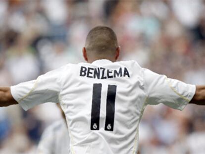 Benzema celebra uno de sus tantos antes Crisitiano Ronaldo.