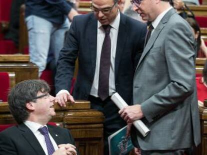 D'esquerra a dreta, Carles Puigdemont, Jordi Turull i Carles Mundó.