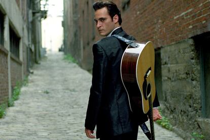 Esta película de James Mangold está basada en la vida del músico estadounidense Johnny Cash. El cantante de ‘country’, interpretado por Joaquín Phoenix, fue una estrella de gran éxito, pero la suma de sus carencias y su tristeza le provocaba un sentimiento constante de amargura. La pérdida de un hermano, la ausencia del padre… El dolor era tan grande que en muchas ocasiones el protagonista se anestesiaba el ánimo con alcohol. "Una herida temprana sin curar, cerrada en falso, puede impedir a quien la sufre disfrutar del mayor de los éxitos. La creatividad y el amor verdadero son sutura y bálsamo para cualquier daño. La humildad para dejarse ayudar, aprender a recibir y a poner límites, un salvoconducto. Montaigne decía que a nadie le va mal durante mucho tiempo sin que él mismo tenga la culpa", zanja Mercedes Martínez. Aprendizaje: pida ayuda siempre que lo necesite. Chinchín.