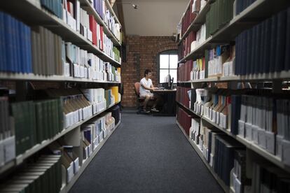 Un estudiante repasa para los examenes finales en la biblioteca de la Universidad de Lincoln, al norte de Inglaterra. Lincolnshire fue el sitio con más porcentaje de votos a favor del Brexit en el referéndum de junio de 2016.