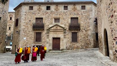 Unos monjes budistas recorren el casco histórico de la ciudad de Cáceres, en abril de 2021.