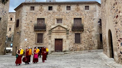 Unos monjes budistas recorren el casco histórico de la ciudad de Cáceres, en abril de 2021.