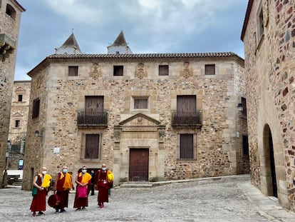 Unos monjes budistas recorren el casco histórico de la ciudad de Cáceres, en abril de 2021.