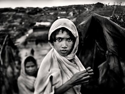 Muchos hablan de limpieza étnica y persecución religiosa contra los rohingya, de mayoría musulmana. En la imagen, un adolescente llega a una de las pequeñas mezquitas que existen en el campamento de Kutupalong.