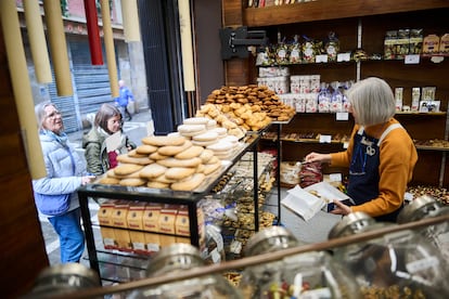 En la confitería y cerería Donézar, de Pamplona, convive la elaboración de dulces y velas.