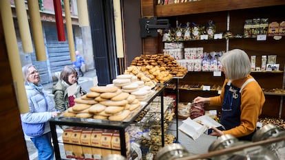 En la confitería y cerería Donézar, de Pamplona, convive la elaboración de dulces y velas.