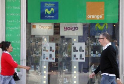 Escaparate de una tienda de telefon&iacute;a m&oacute;vil en Madrid.