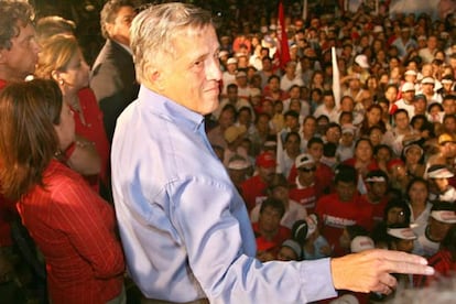 El socialdemócrata León Roldós, durante su acto de cierre de campaña en la ciudad de Guayaquil.
