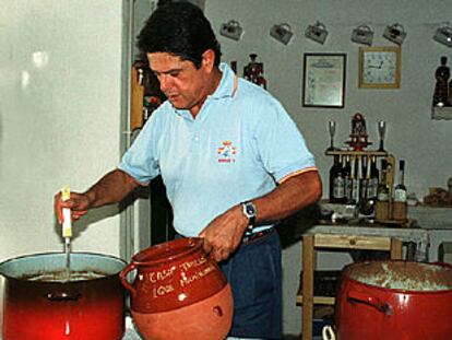 Federico Trillo, ayer en Cabo de Palos (Murcia), preparando sus famosos <b></b><i>michirones</i> (habas al estilo murciano).