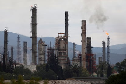 Vista de las chimeneas de la refinería de Tula de Allende, propiedad de Pemex.