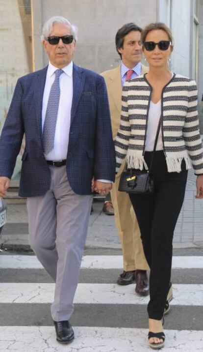 Isabel Preysler y Mario Vargas Llosa durante un festejo taurino con motivo del Domingo de Resurrección de Sevilla en abril.