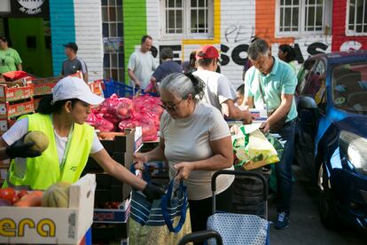 Un reparto de alimentos en Aluche, por la asociación Red de Apoyo Mutuo Aluche, el pasado 17 de septiembre.