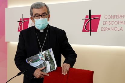 El portavoz y secretario general de la Conferencia Episcopal Española, Luis Argüello, en una rueda de prensa en Madrid.