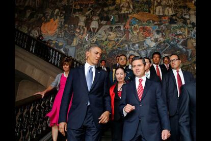  El presidente de los EE UU, Barack Obama y su hom&oacute;logo mexicano, Enrique Pe&ntilde;a Nieto, bajan las escaleras del Palacio Nacional en la ciudad de M&eacute;xico.