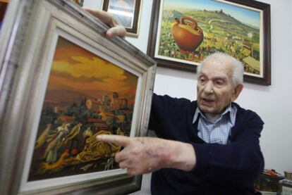 El pintor Joan Fuster con una de sus obras en su casa de Torroella de Montgrí.