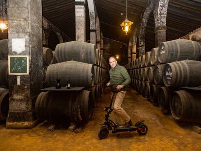 Luis Caballero recorre las bodegas Lustau, que preside, en patinete. 