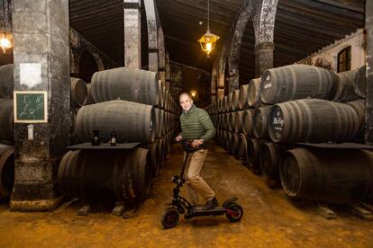 Luis Caballero recorre las bodegas Lustau, que preside, en patinete. 