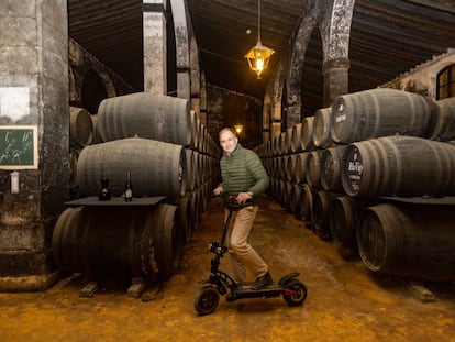 Luis Caballero recorre las bodegas Lustau, que preside, en patinete. 