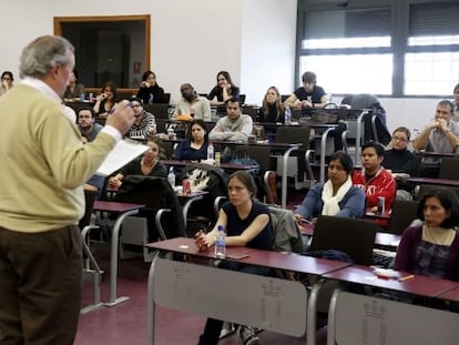 Interior de un aula de la Universidad Rey Juan Carlos de Fuenlabrada durante las pruebas de Formación Sanitaria Especializada / Juan Carlos Hidalgo