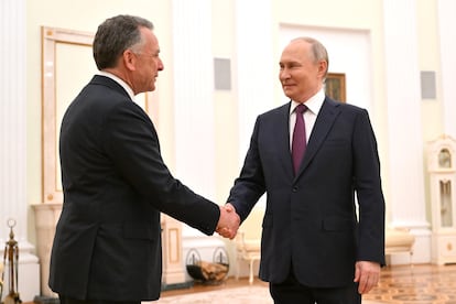 El presidente de Rusia, Vladímir Putin, recibe al enviado de Estados Unidos, Steve Witkoff, este viernes en el Kremlin. 