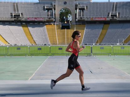 Una atleta recorre el circuito del Estadio de Montjuïc.