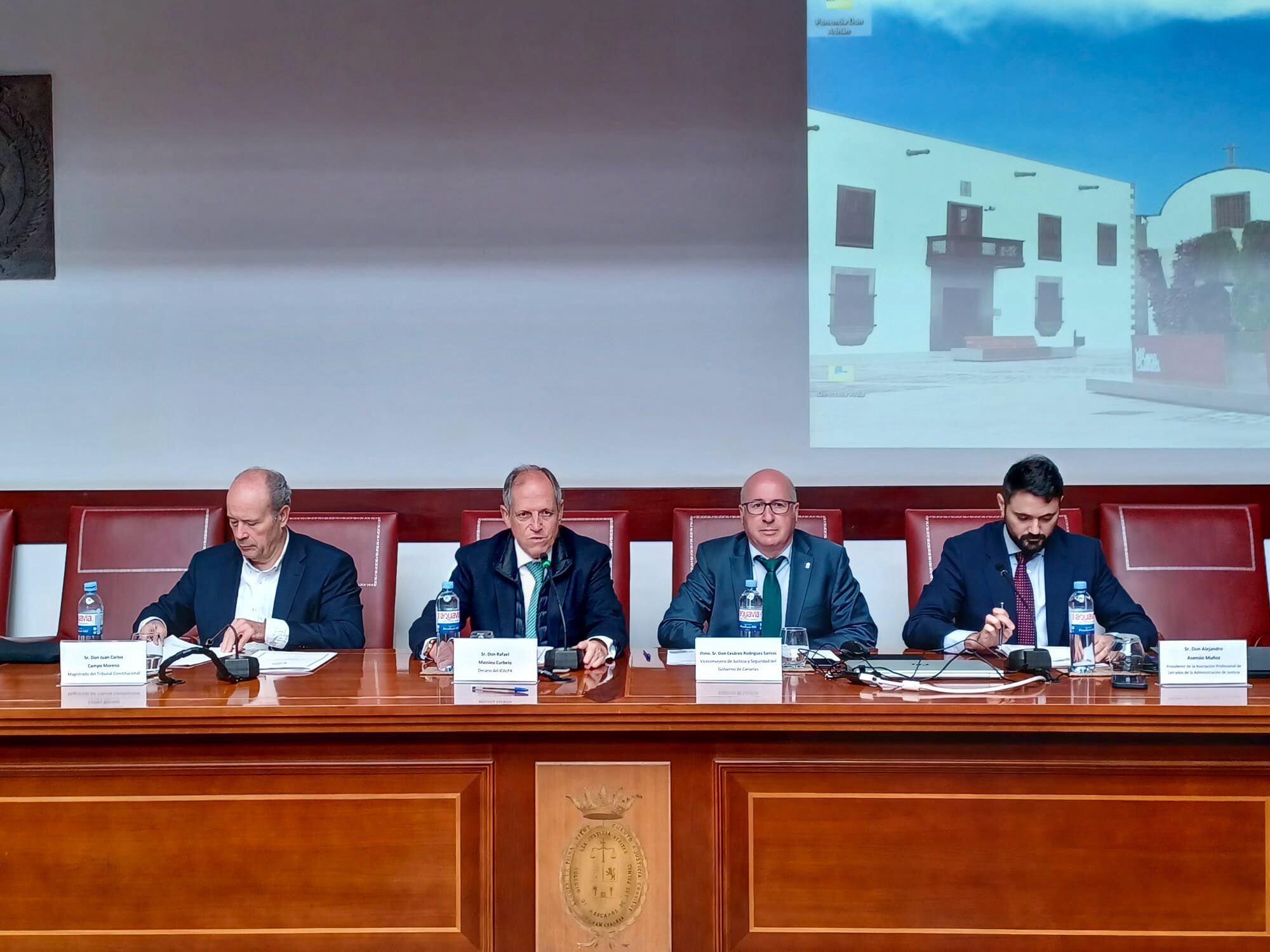 De izq. a dcha., Juan Carlos Campo, magistrado del Tribunal Constitucional; Rafael Massieu, decano del Colegio de Abogados de Las Palmas; Cesáreo Rodríguez, viceconsejero de Justicia y Seguridad; Alejandro Asensio (PROLAJ)