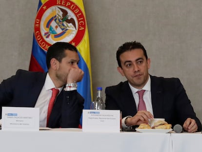 El ministro del Interior Daniel Palacios (i) y el registrador nacional del Estado Civil, Alexander Vega (d) sostienen una reunión con los integrantes de la Mesa de Garantías Electorales, en Bogotá (Colombia).