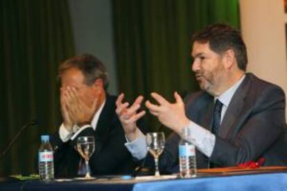 El director de ABC, Bieito Rubido (d), junto al periodista Graciano Palomo, esta mañana en Aranda del Duero (Burgos), donde ha participado en la primera conferencia de las Jornadas "Prensa y Poder".