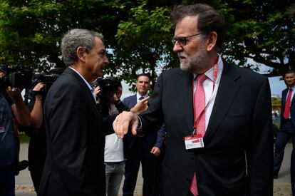 Los expresidentes del Gobierno Mariano Rajoy (a la derecha) y José Luis Rodriguez Zapatero, antes de participar en un curso de verano de la UIMP en Santander.