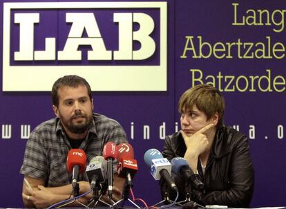Los dirigentes de LAB, Ainhoa Etxaide e Igor Arroyo, durante la rueda de prensa que han ofrecido.
