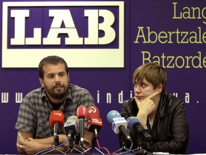 Los dirigentes de LAB, Ainhoa Etxaide e Igor Arroyo, durante la rueda de prensa que han ofrecido.