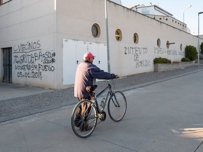 Las pintadas que 'El Cuqui' hizo en Bellcaire d'Urgell antes de intentar asesinar a cuatro vecinos.