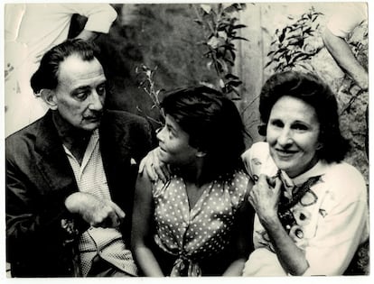 La Singla, entre Dalí y Gala, en Cadaqués, en una imagen facilitada por la Fundación Dalí al documental.