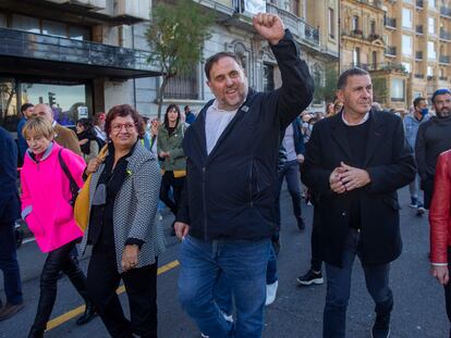 Desde la izquierda, Josep Rull, Carme Forcadell, Dolors Bassa, Oriol Junqueras, Arnaldo Otegi y Maddalen Iriarte en las calles de San Sebastián, este sábado en una manifestación para exigir el acercamiento de presos.