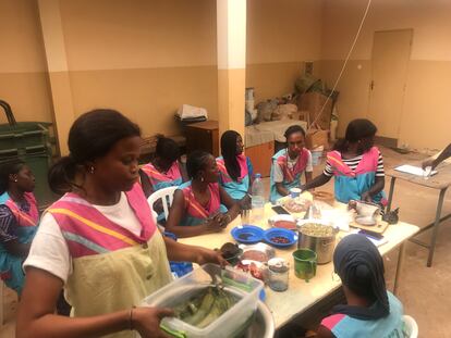 Las chicas del a cooperativa GIE Solidaire de Confection et Artisanat durante una de las sesiones de formación impartidas por el maestro tintorero Abdoulay Seck.