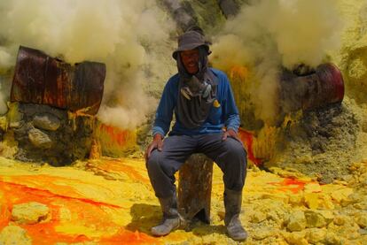 La mina de azufre que hay dentro del volcán Kawah Ijen, en la isla indonesia de Java, es posiblemente uno de los lugares más tóxicos de la tierra. Los dos centenares de mineros que cada día desafían a las fumarolas que emanan del cráter trabajan en unas condiciones tan extremas, que el suyo es, con toda seguridad, uno de los peores trabajos del mundo.