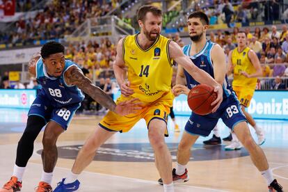  John Shurna  del Gran Canaria y  Tyrique Jones  del Turk Telekom en una jugada del partido.