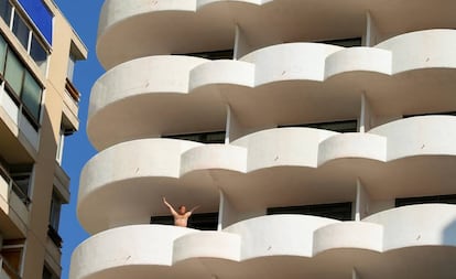 Un turista en la terraza de un hotel en Palma.