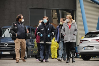 A la salida de la visita de la morgue en el Palacio del Hielo.