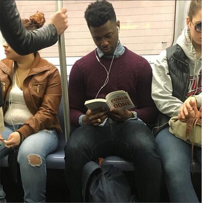 Crearon el hashtag #hotdudesreadingforacause (Tíos buenos leyendo por una causa) para recaudar fondos con los que proveer de libros a 20.000 niños.