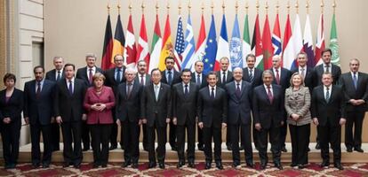 Foto de familia de los participantes en la Cumbre de París para el apoyo al pueblo libio