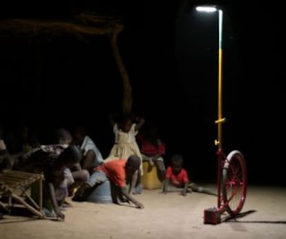 El llum portàtil que l’italià Matteo Ferroni ha dissenyat per a Mali.