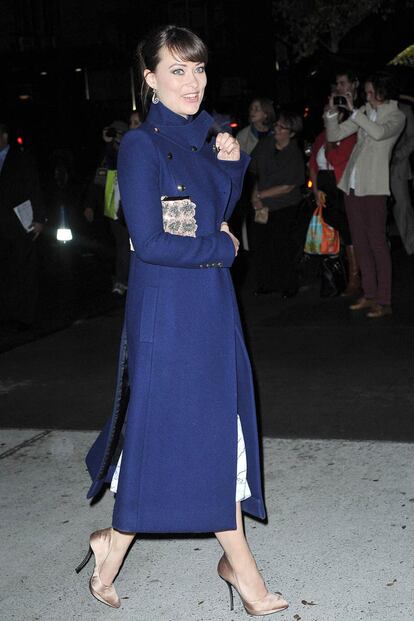 Olivia Wilde combatía el frío que hacía ayer en Nueva York con un abrigo azul marino de inspiración militar de Gucci.