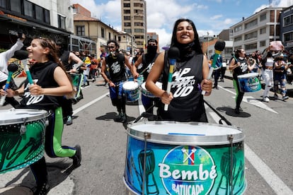 jóvenes en las protestas en Colombia