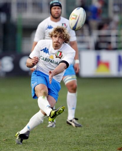 Mirco Bermgamasco patea un golpe de castigo en el partido contra Italia.