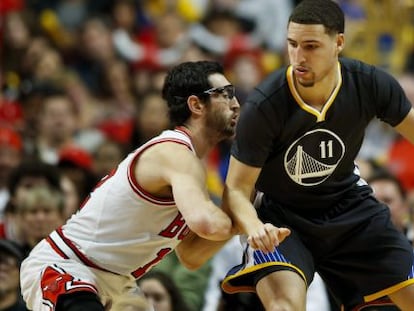 El defensor de Chicago Bulls el español Kirk Hinrich (i) bloquea al jugador de Golden State Warriors Klay Thompson (d)