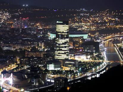 Vista nocturna de la ciudad de Bilbao.
